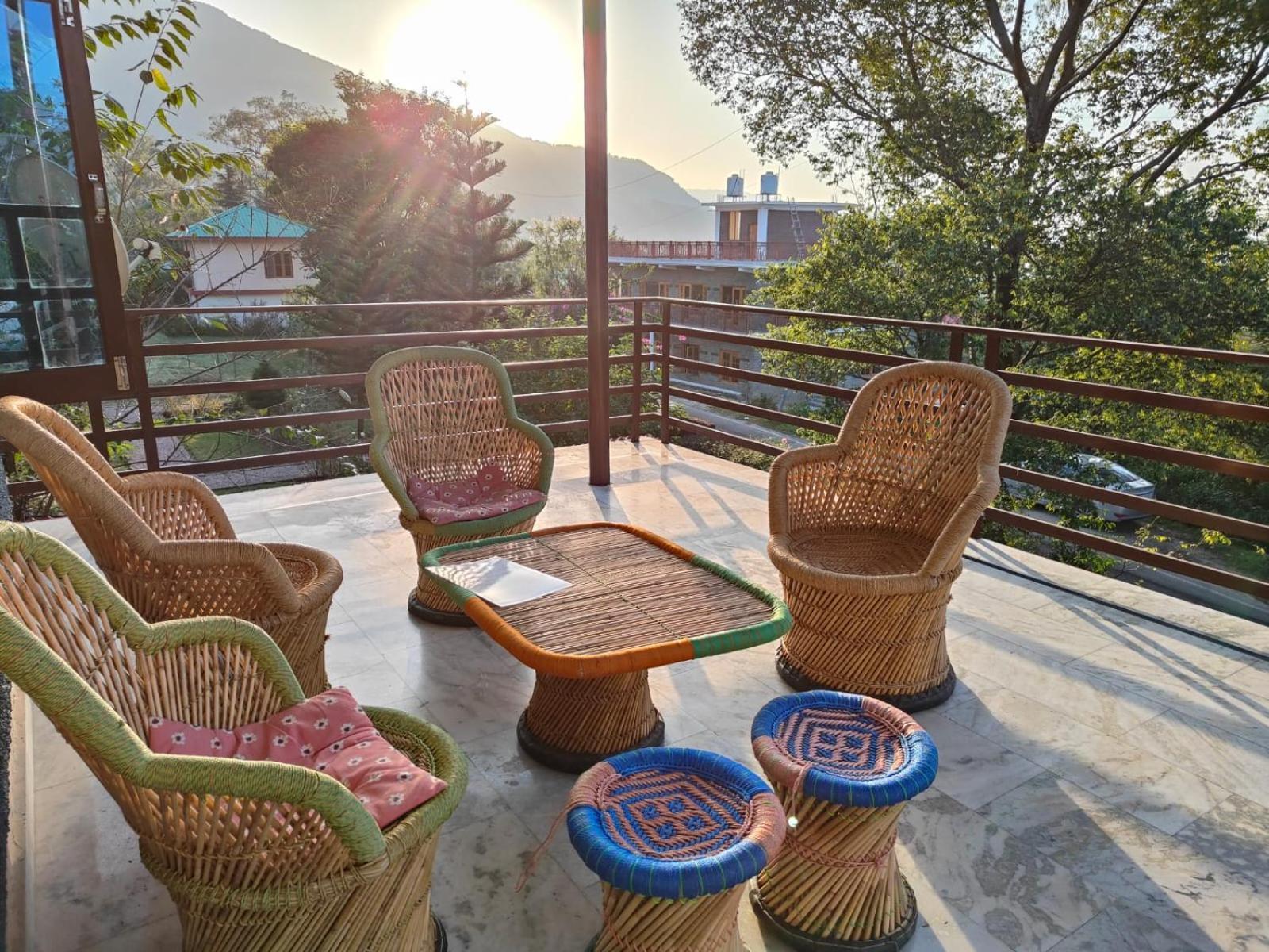 Aditya Homestay Bir-Billing Surrounded By Mountains ภายนอก รูปภาพ