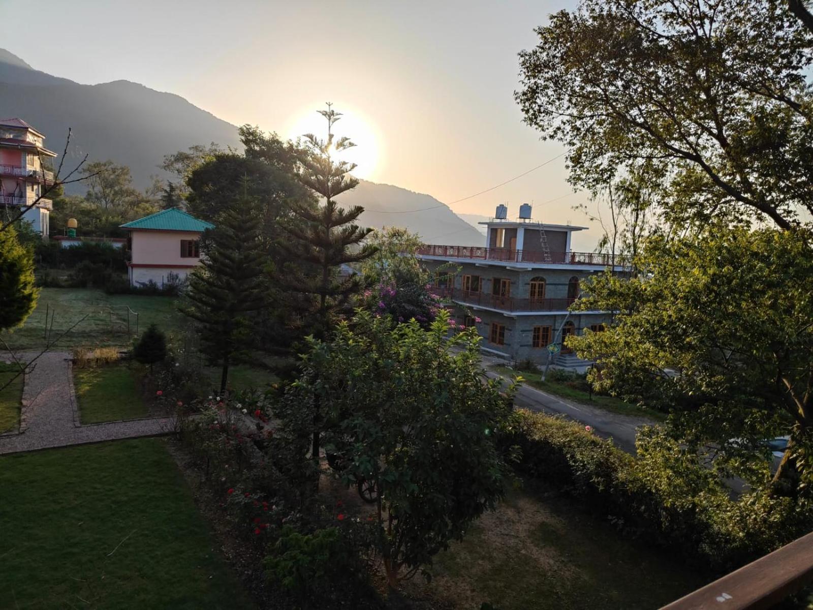 Aditya Homestay Bir-Billing Surrounded By Mountains ภายนอก รูปภาพ